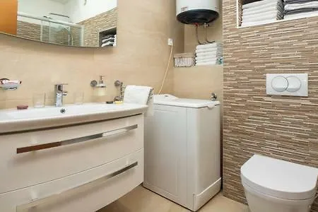 Apartment Bucka Split