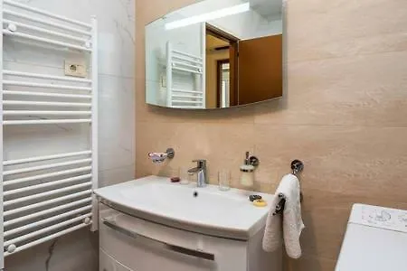 Apartment Bucka Split